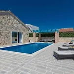 Stone Gelosia Rustica With Pool Βίλα *