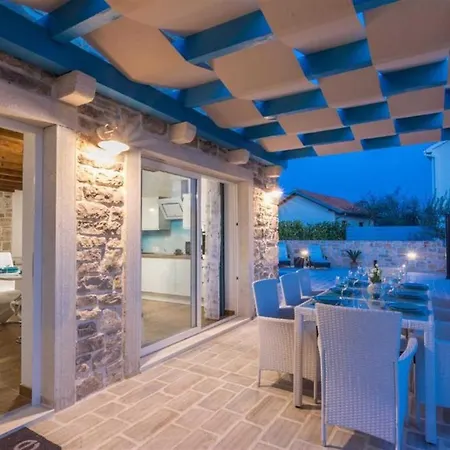 Stone Gelosia Rustica With Pool *