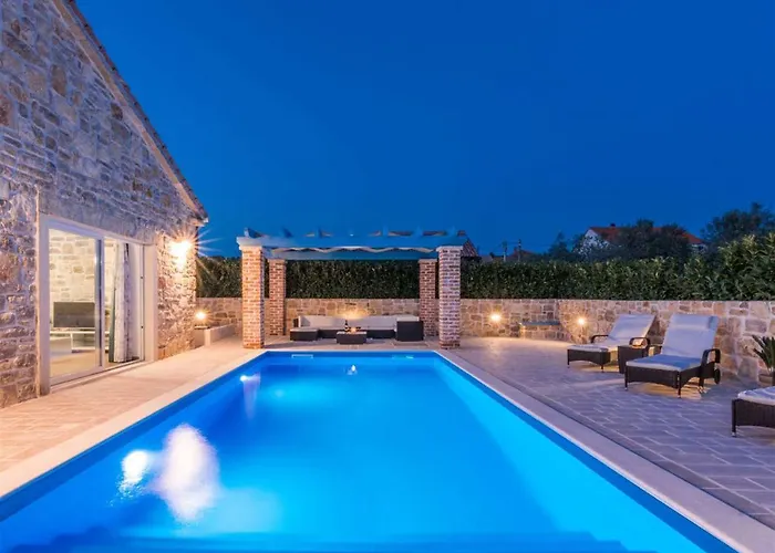 Stone Gelosia Rustica With Pool