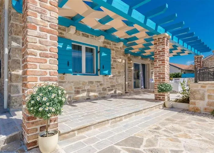 Stone Gelosia Rustica With Pool Villa