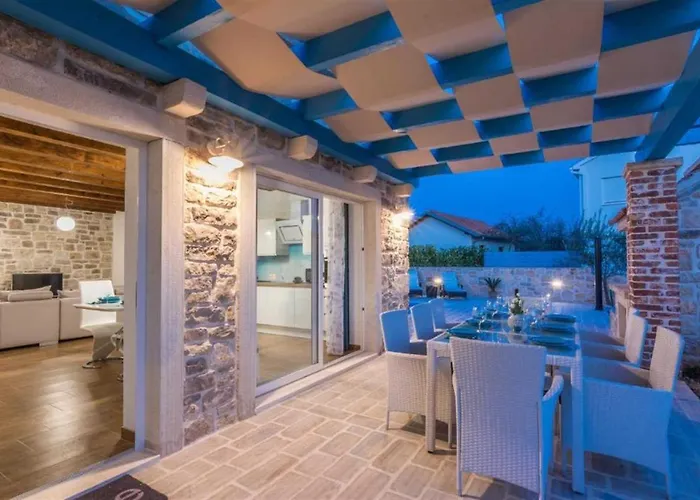 Stone Gelosia Rustica With Pool *
