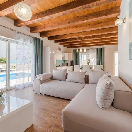 Stone Gelosia Rustica With Pool *