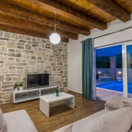 Vila Stone Gelosia Rustica With Pool