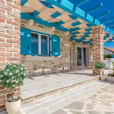 Stone Gelosia Rustica With Pool Villa