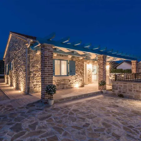 Stone Gelosia Rustica With Pool Vila