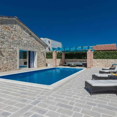 Stone Gelosia Rustica With Pool Vila *