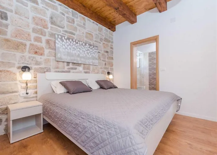 Stone Gelosia Rustica With Pool Сукошан